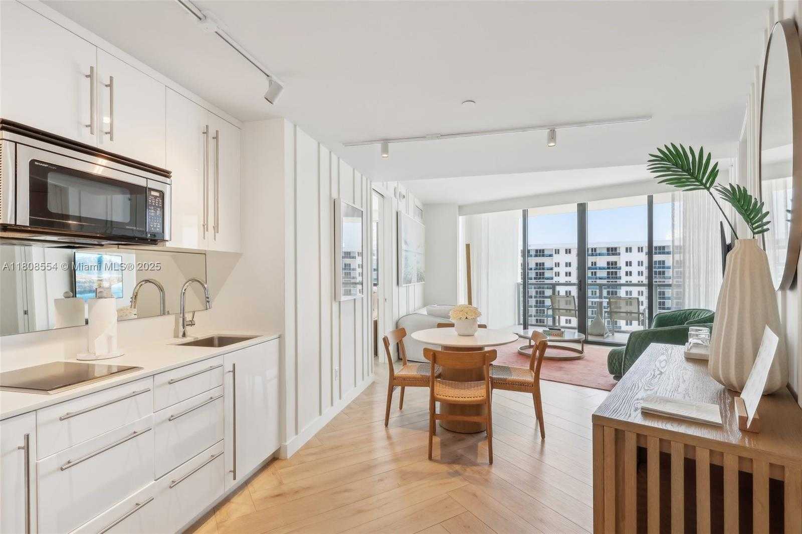 Small Image of 2201 COLLINS AVE #1511, Miami Beach Number 3