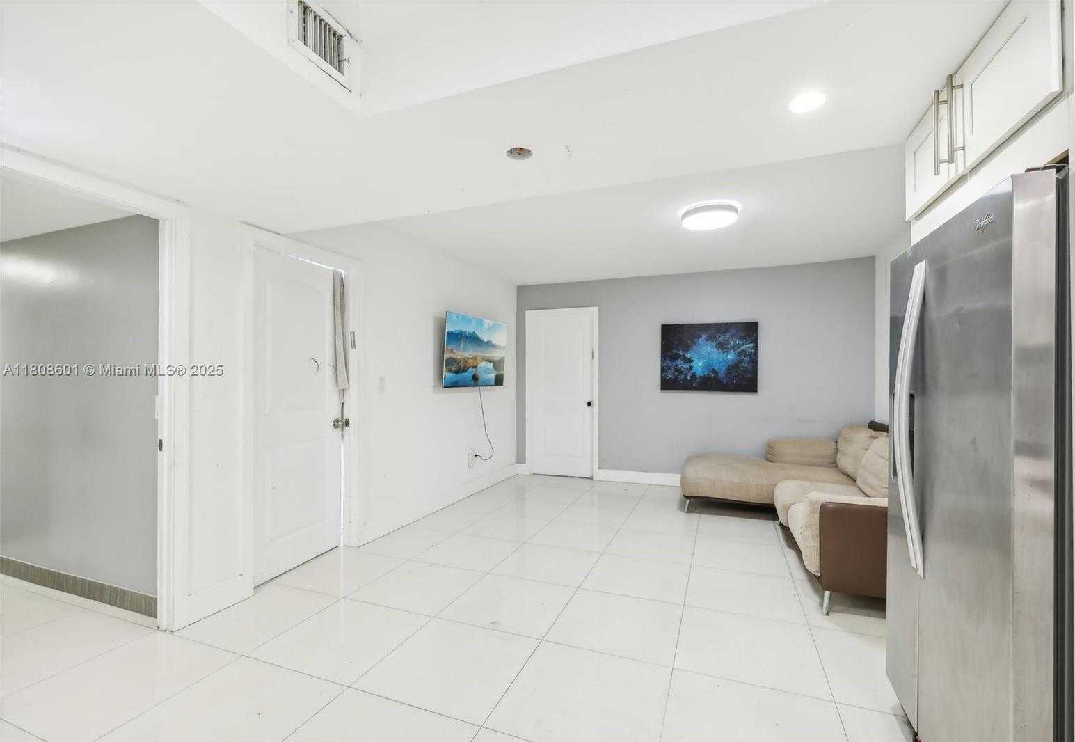 Small Image of 1351 NORTH EAST MIAMI GARDENS DR #1111E, Miami Number 6