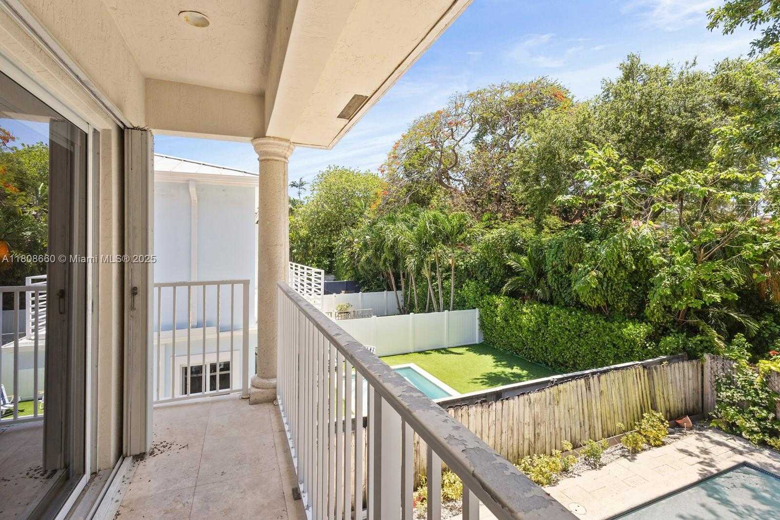 Small Image of 2922 CATALINA ST #2922, Miami Number 16