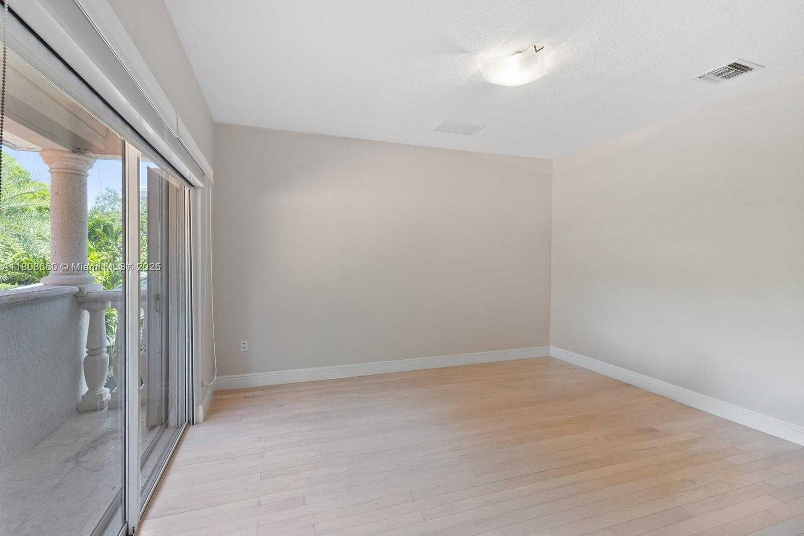 Small Image of 2922 CATALINA ST #2922, Miami Number 24