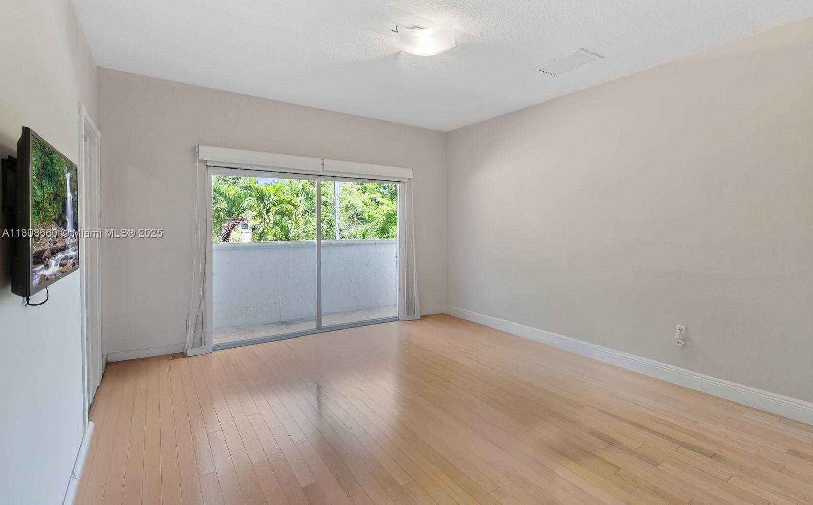 Small Image of 2922 CATALINA ST #2922, Miami Number 25
