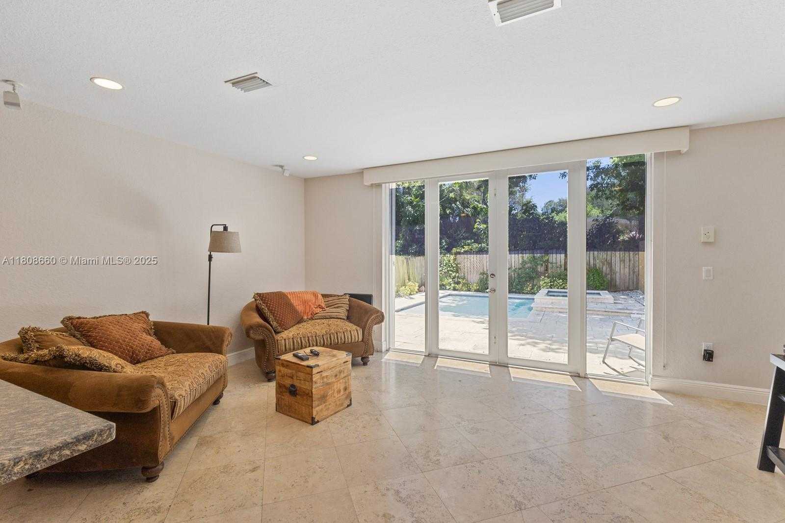 Small Image of 2922 CATALINA ST #2922, Miami Number 4