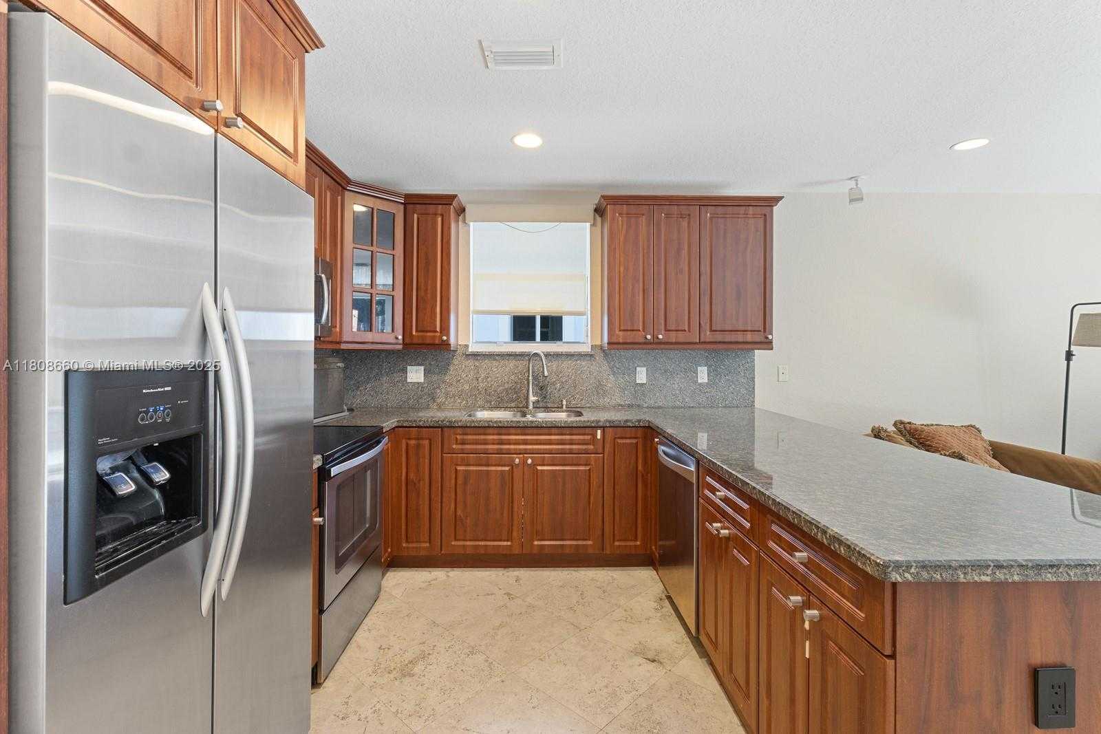 Small Image of 2922 CATALINA ST #2922, Miami Number 5