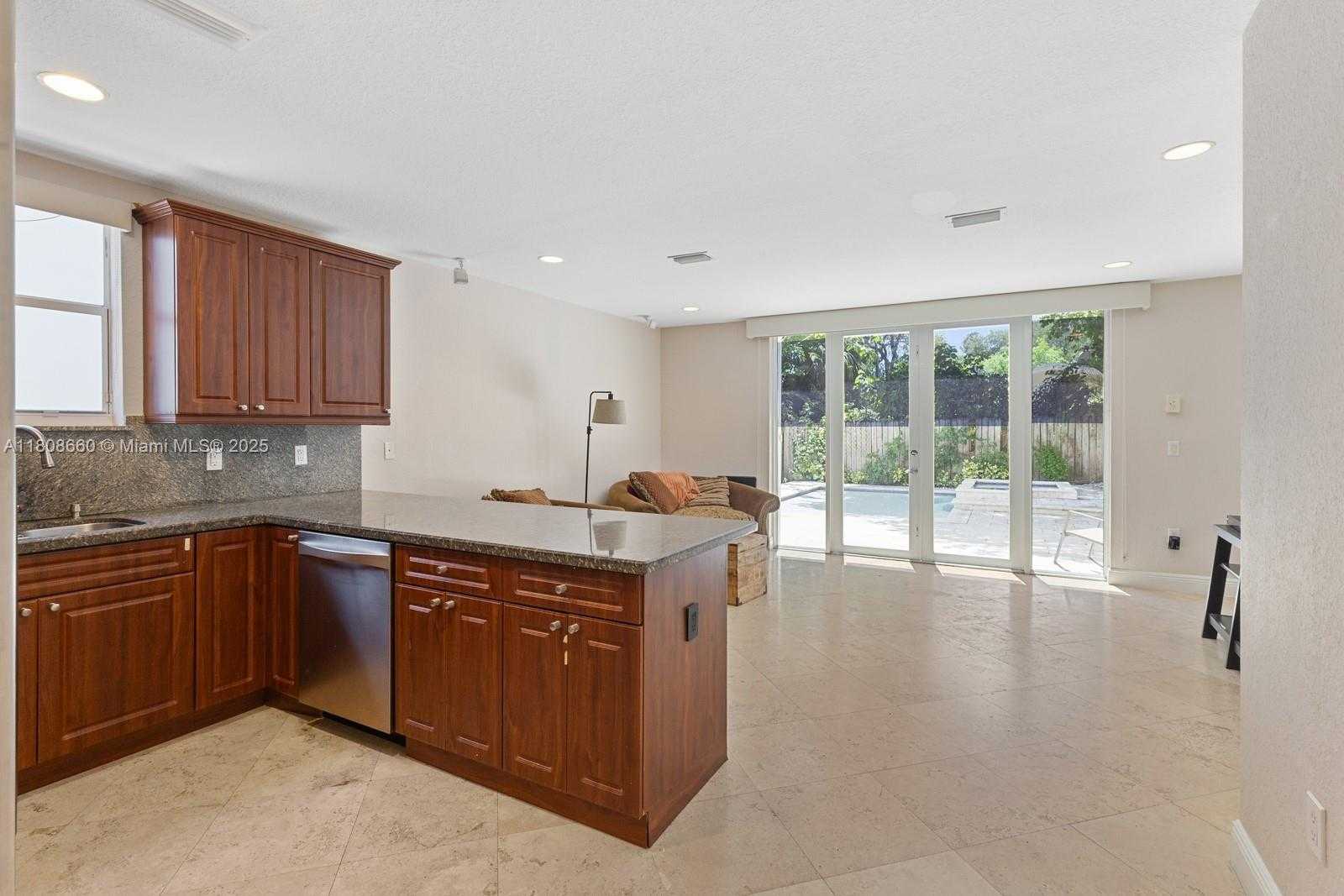 Small Image of 2922 CATALINA ST #2922, Miami Number 6