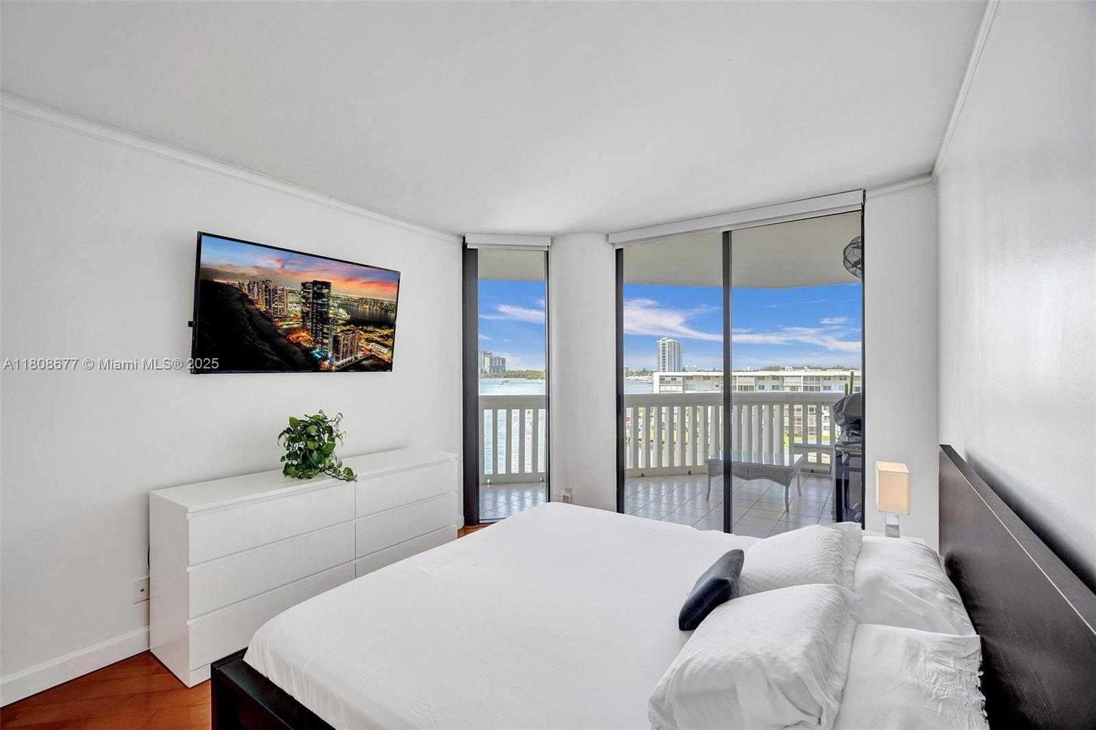Small Image of 1000 WEST ISLAND BLVD #611, Aventura Number 15