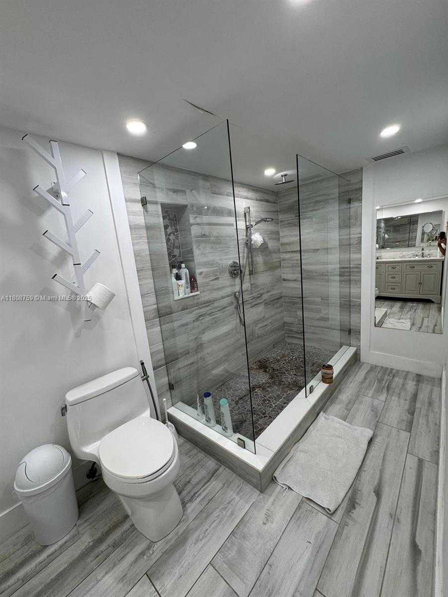 Small Image of 6423 COLLINS AVE #1001, Miami Beach Number 14