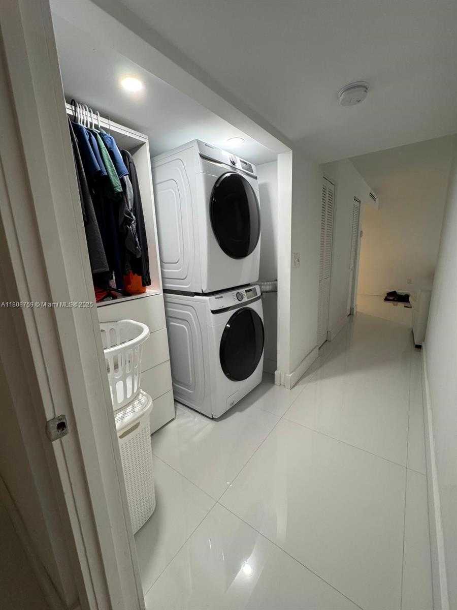 Small Image of 6423 COLLINS AVE #1001, Miami Beach Number 15