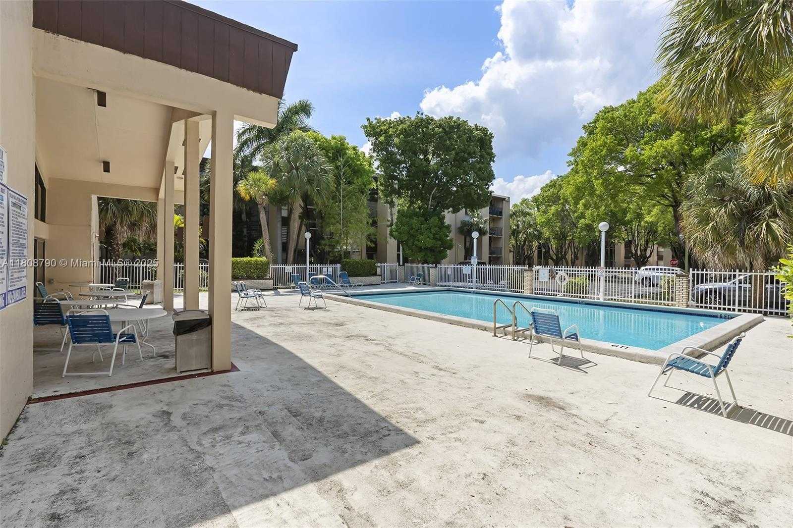 Small Image of 14221 N Kendall Dr, Miami, FL 33186, USA Number 17