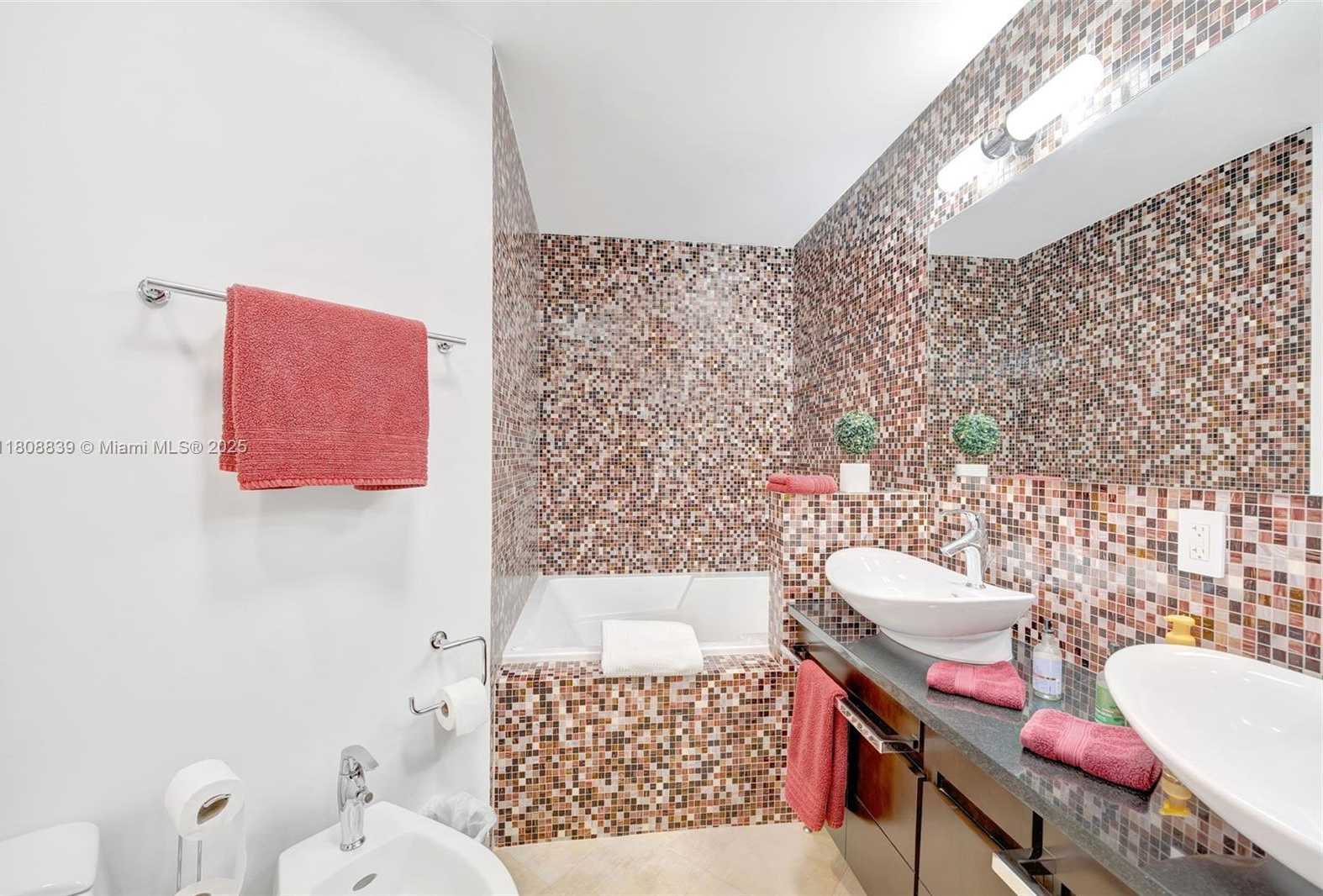 Small Image of 6301 COLLINS AVE #TS8, Miami Beach Number 36