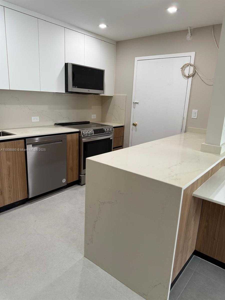 Small Image of 6801 INDIAN CREEK DR #207, Miami Beach Number 4