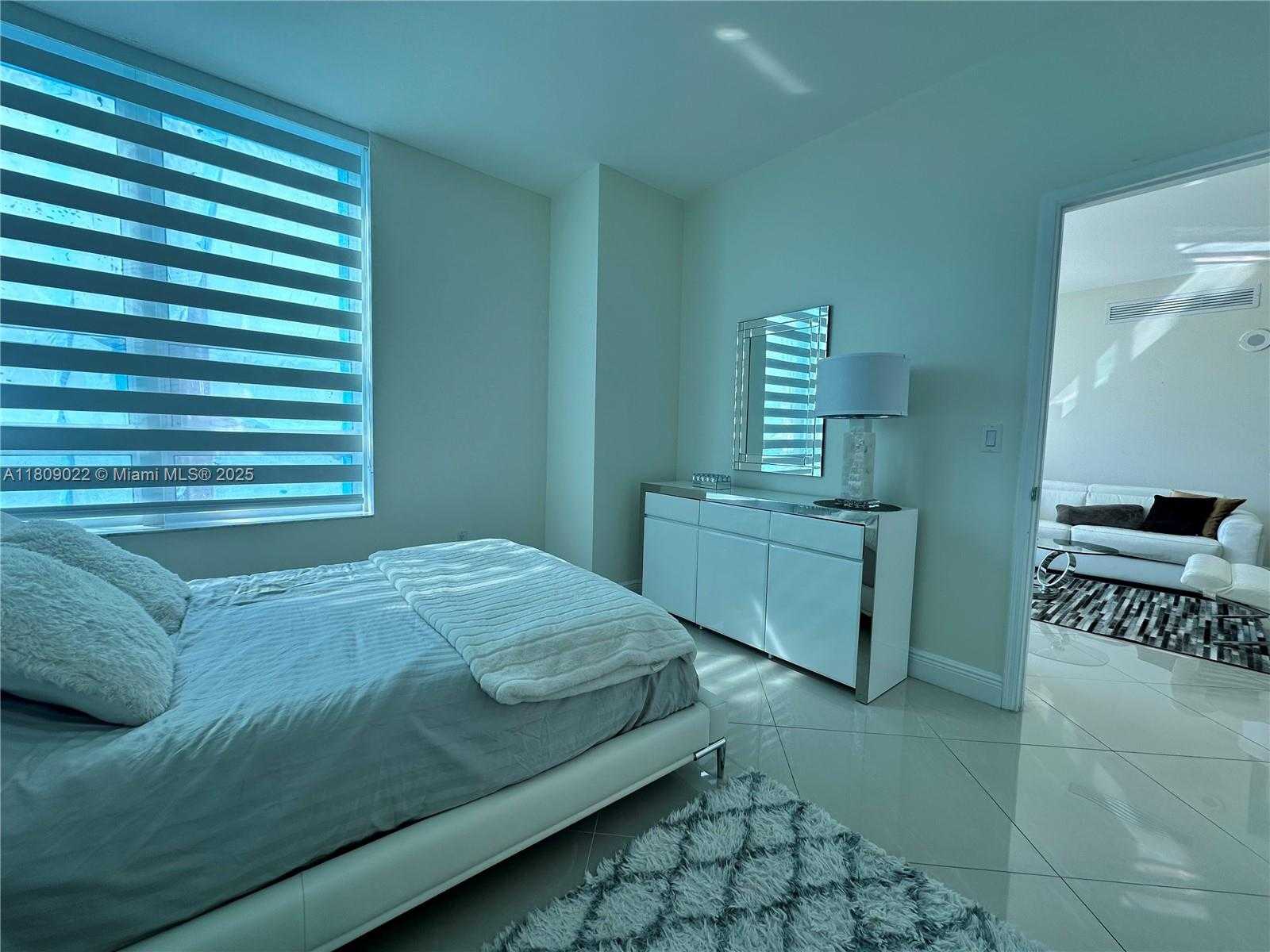 Small Image of 950 BRICKELL BAY DR #2607, Miami Number 36