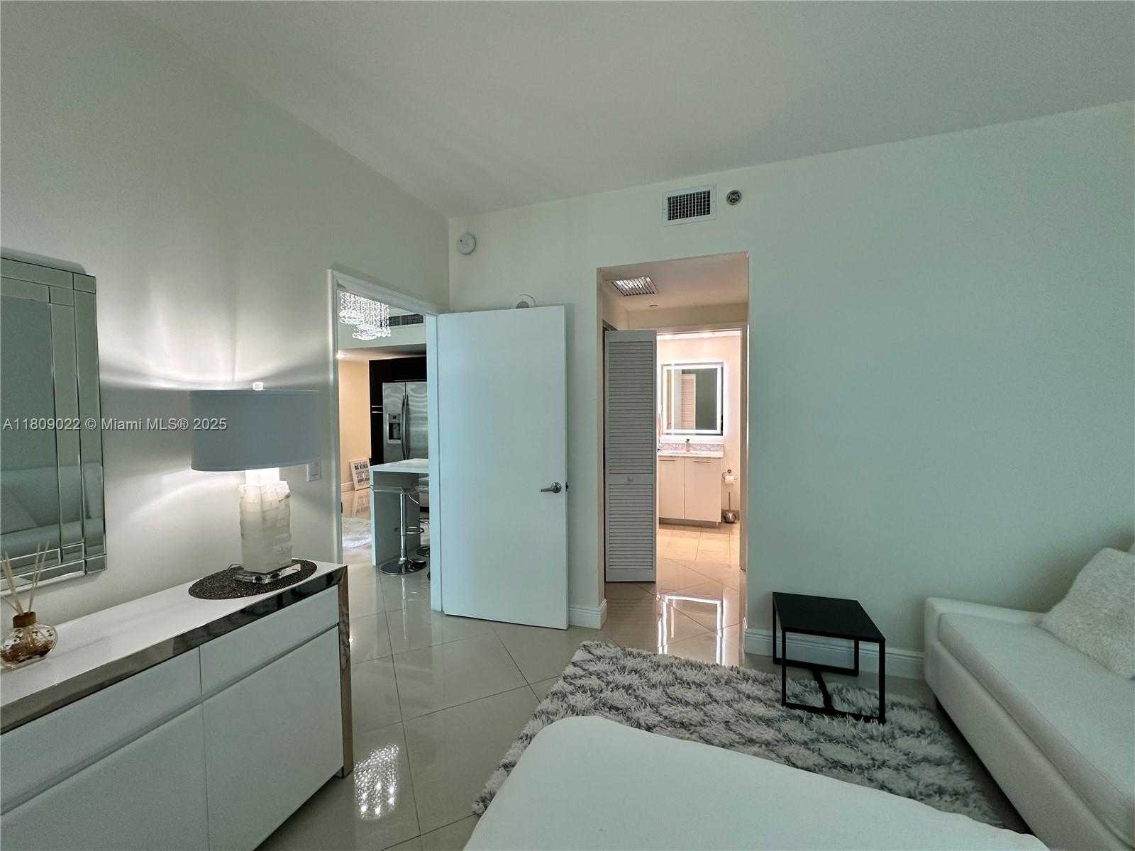 Small Image of 950 BRICKELL BAY DR #2607, Miami Number 38