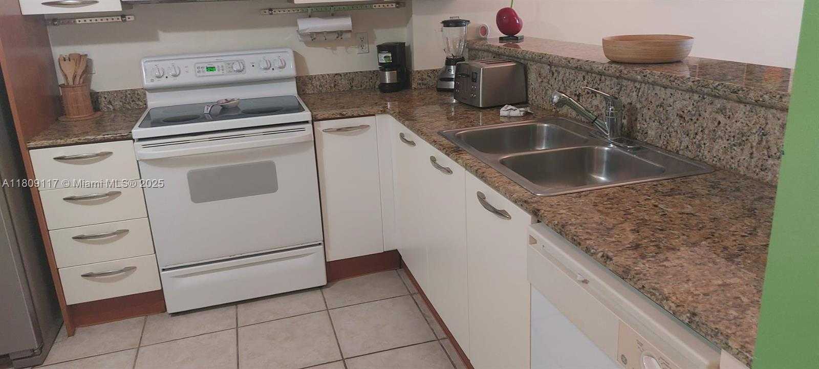 Small Image of 18100 NORTH BAY RD #PH7, Sunny Isles Beach Number 11