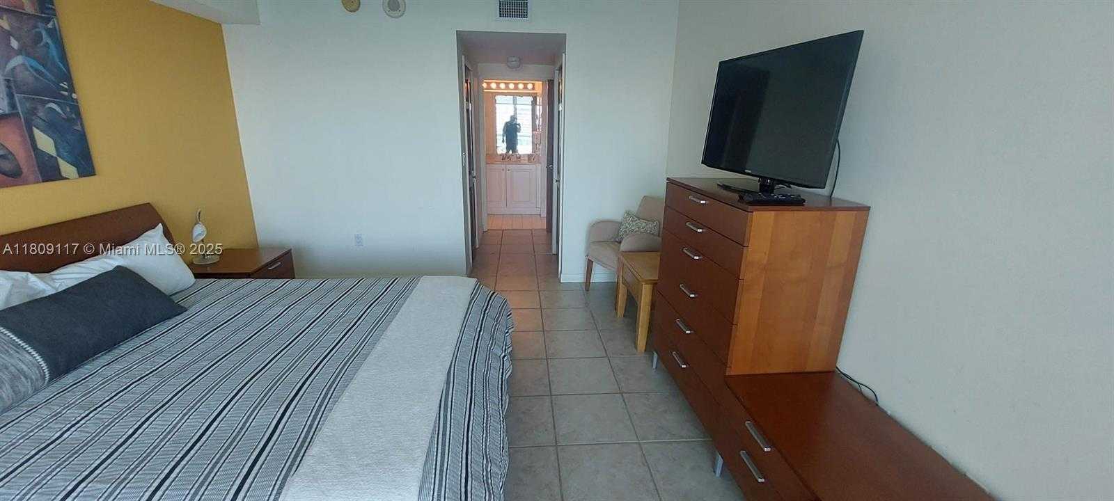 Small Image of 18100 NORTH BAY RD #PH7, Sunny Isles Beach Number 15