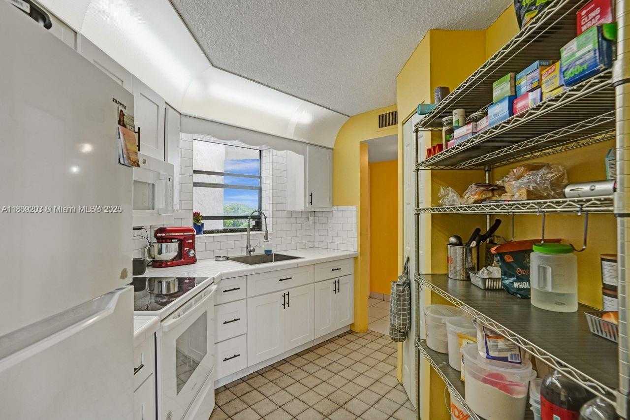 Small Image of 6555 WEST BROWARD BLVD #412, Plantation Number 14