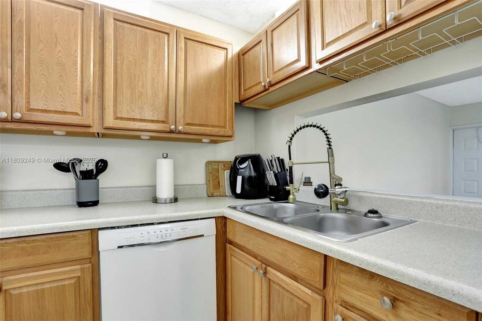 Small Image of 826 TWIN LAKES DR #18-D, Coral Springs Number 10