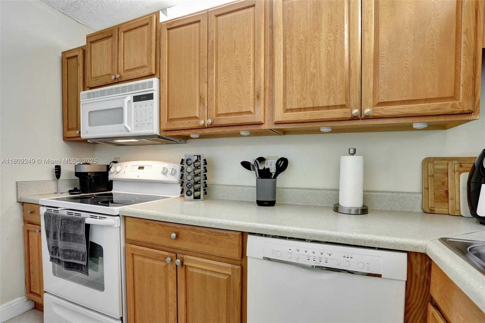 Small Image of 826 TWIN LAKES DR #18-D, Coral Springs Number 11