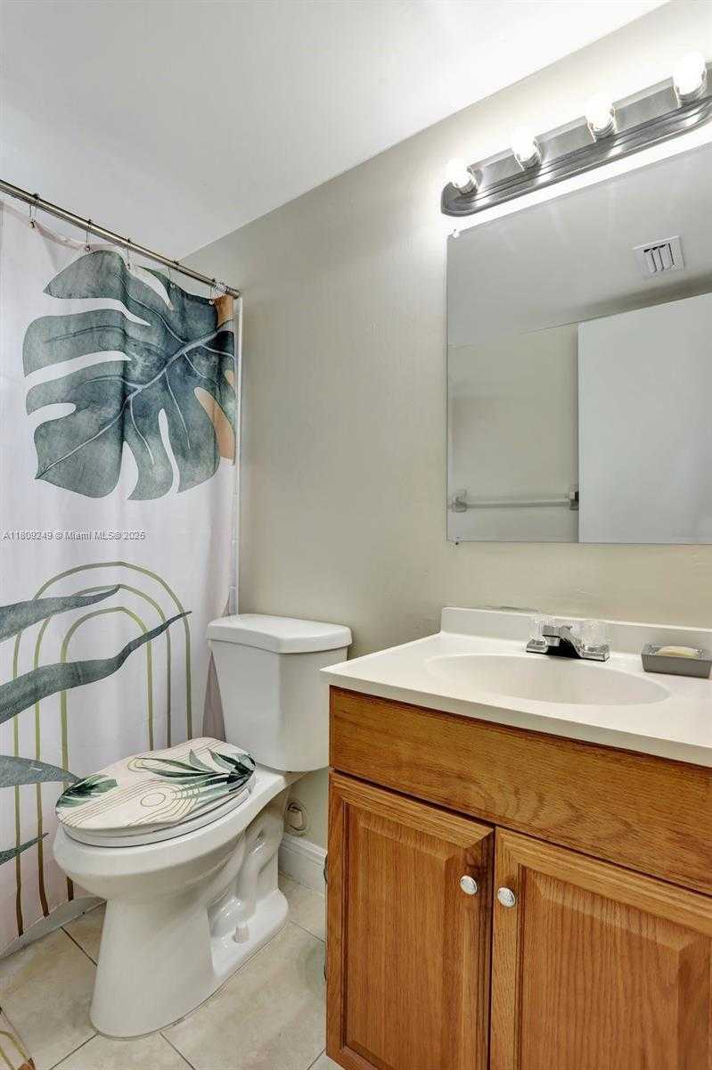 Small Image of 826 TWIN LAKES DR #18-D, Coral Springs Number 17