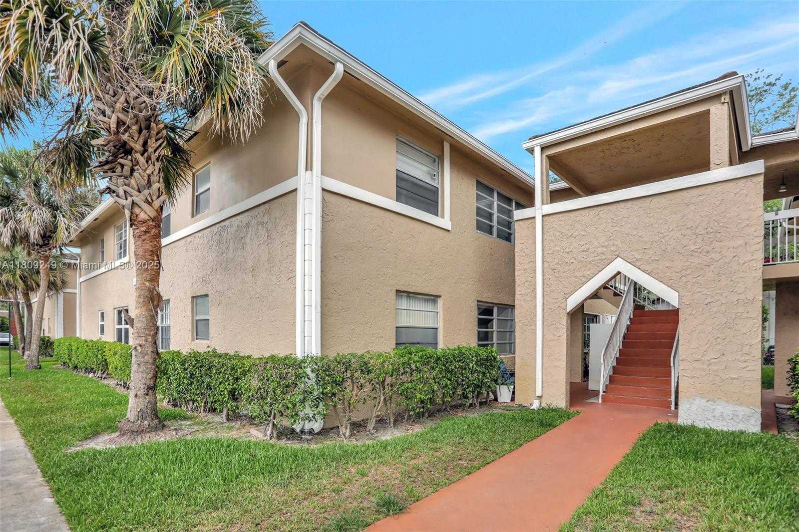 Small Image of 826 TWIN LAKES DR #18-D, Coral Springs Number 2