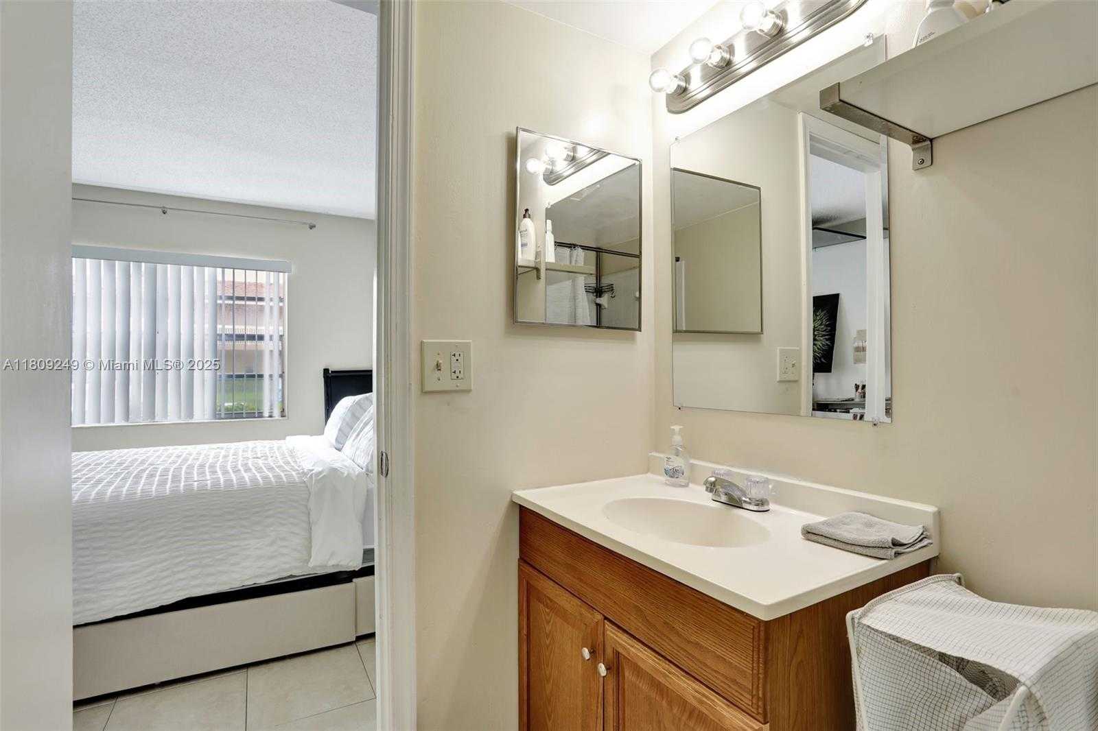 Small Image of 826 TWIN LAKES DR #18-D, Coral Springs Number 21