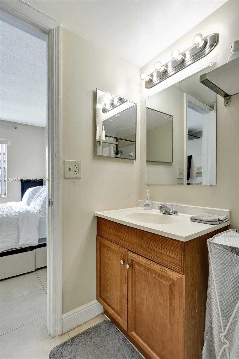 Small Image of 826 TWIN LAKES DR #18-D, Coral Springs Number 22