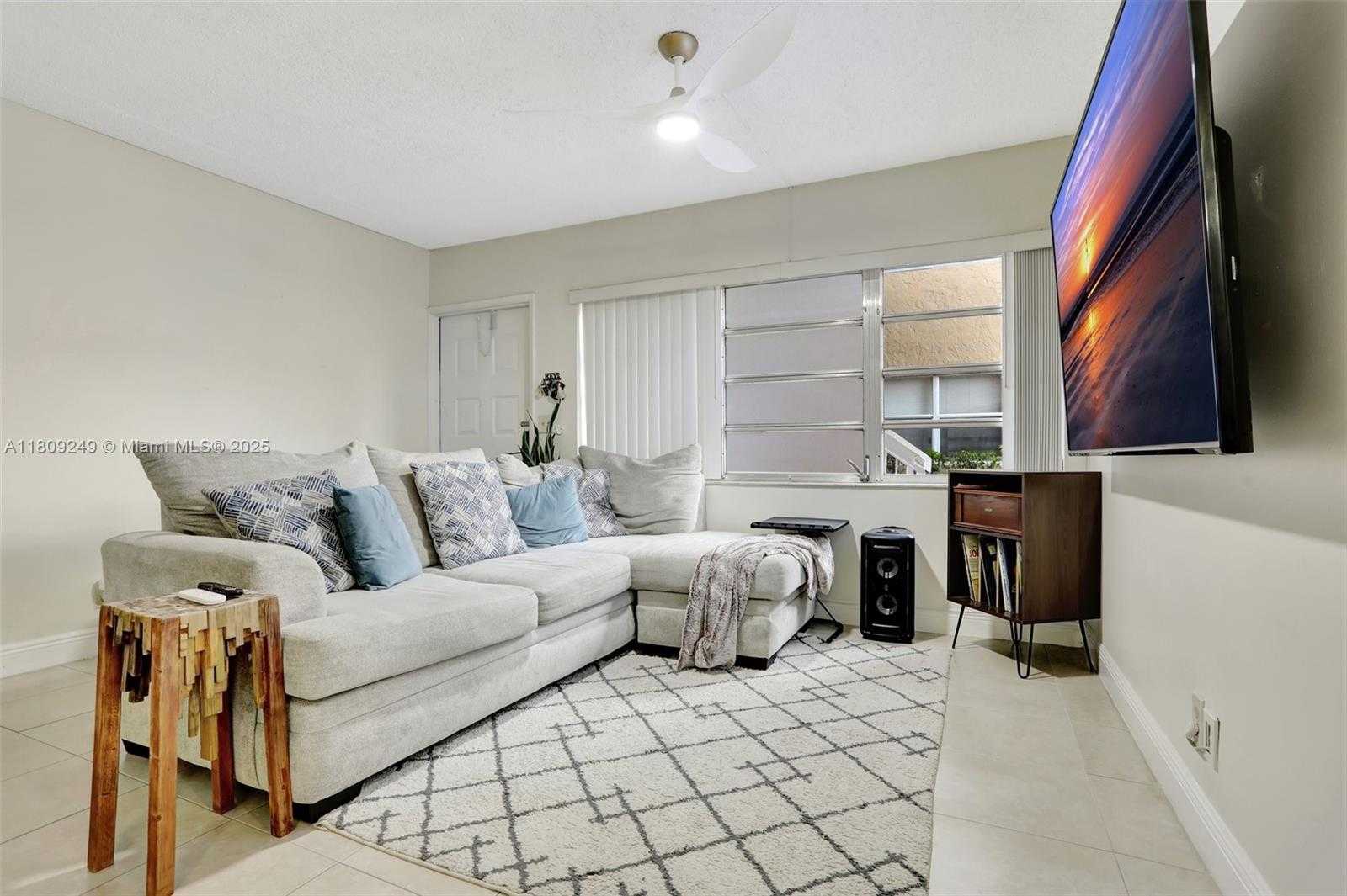 Small Image of 826 TWIN LAKES DR #18-D, Coral Springs Number 4