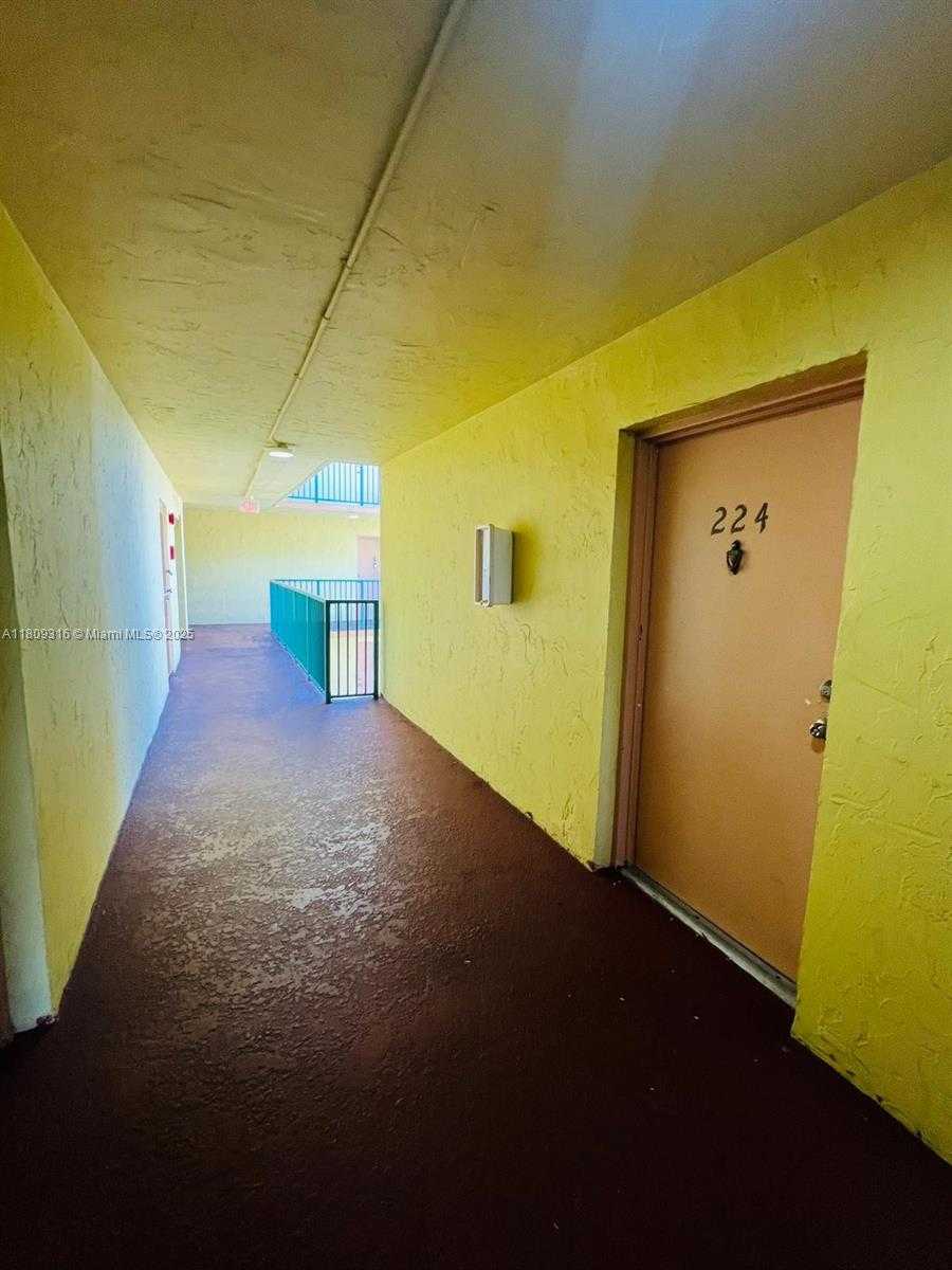 Small Image of 606 WEST 81ST ST #224, Hialeah Number 3