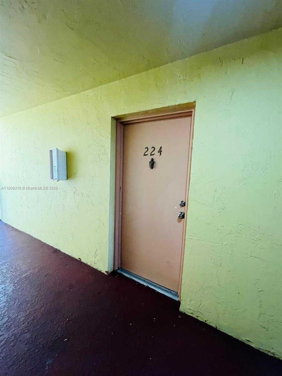 Small Image of 606 WEST 81ST ST #224, Hialeah Number 4