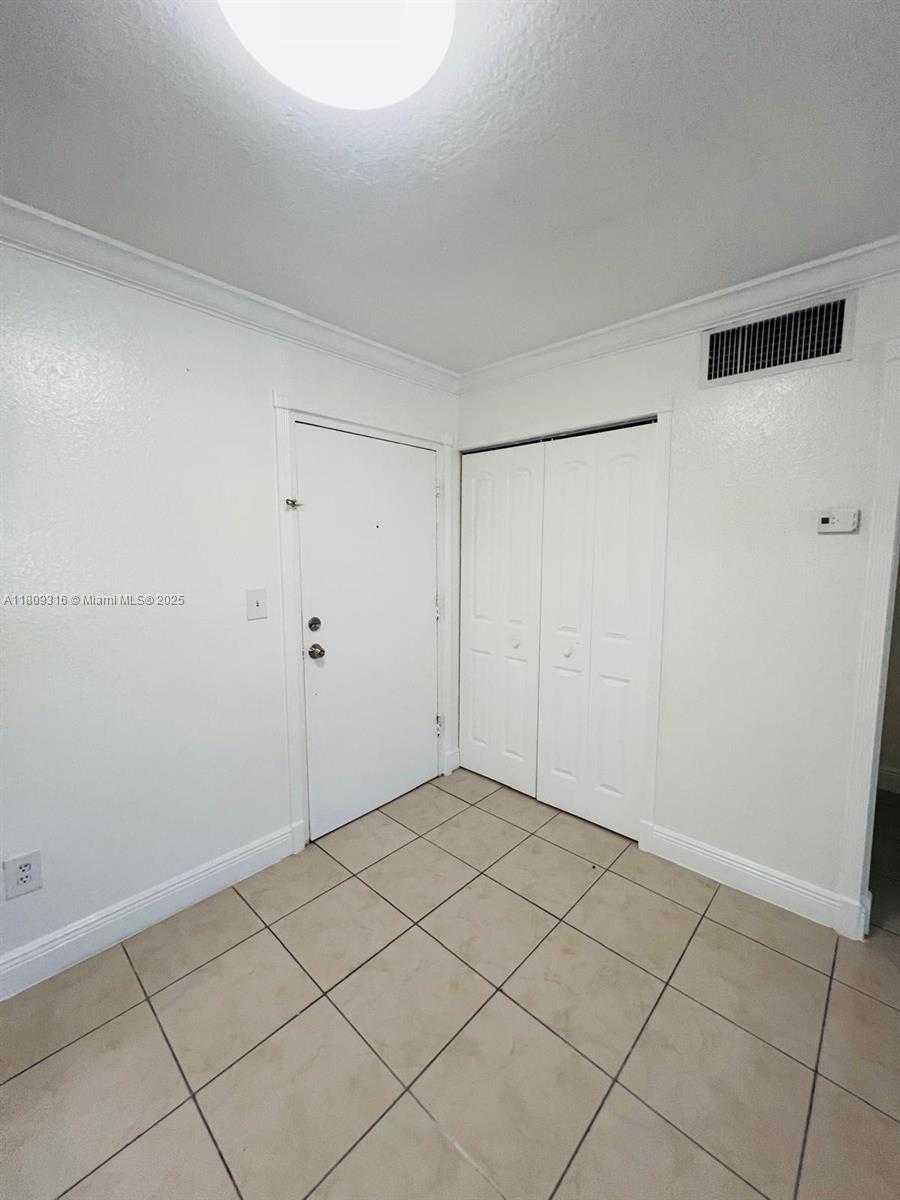 Small Image of 606 WEST 81ST ST #224, Hialeah Number 5
