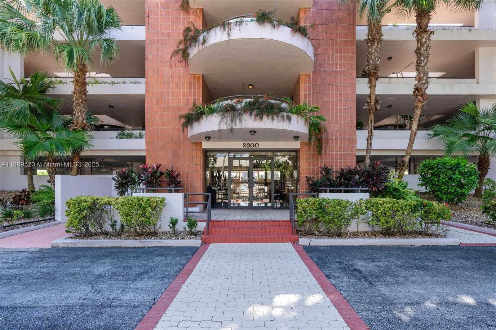 Small Image of 2300 DIANA DR #302, Hallandale Beach Number 31