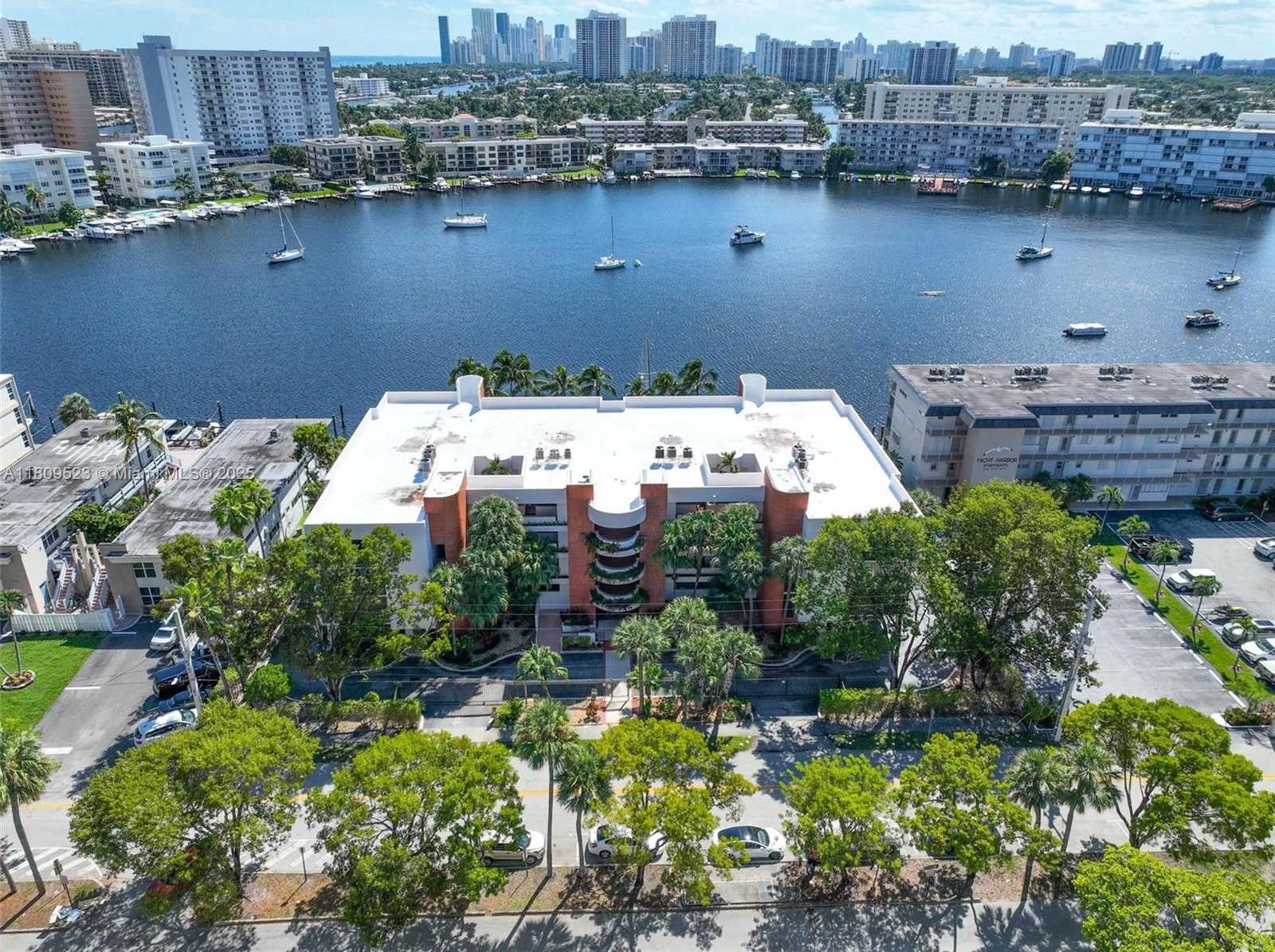 Small Image of 2300 DIANA DR #302, Hallandale Beach Number 34