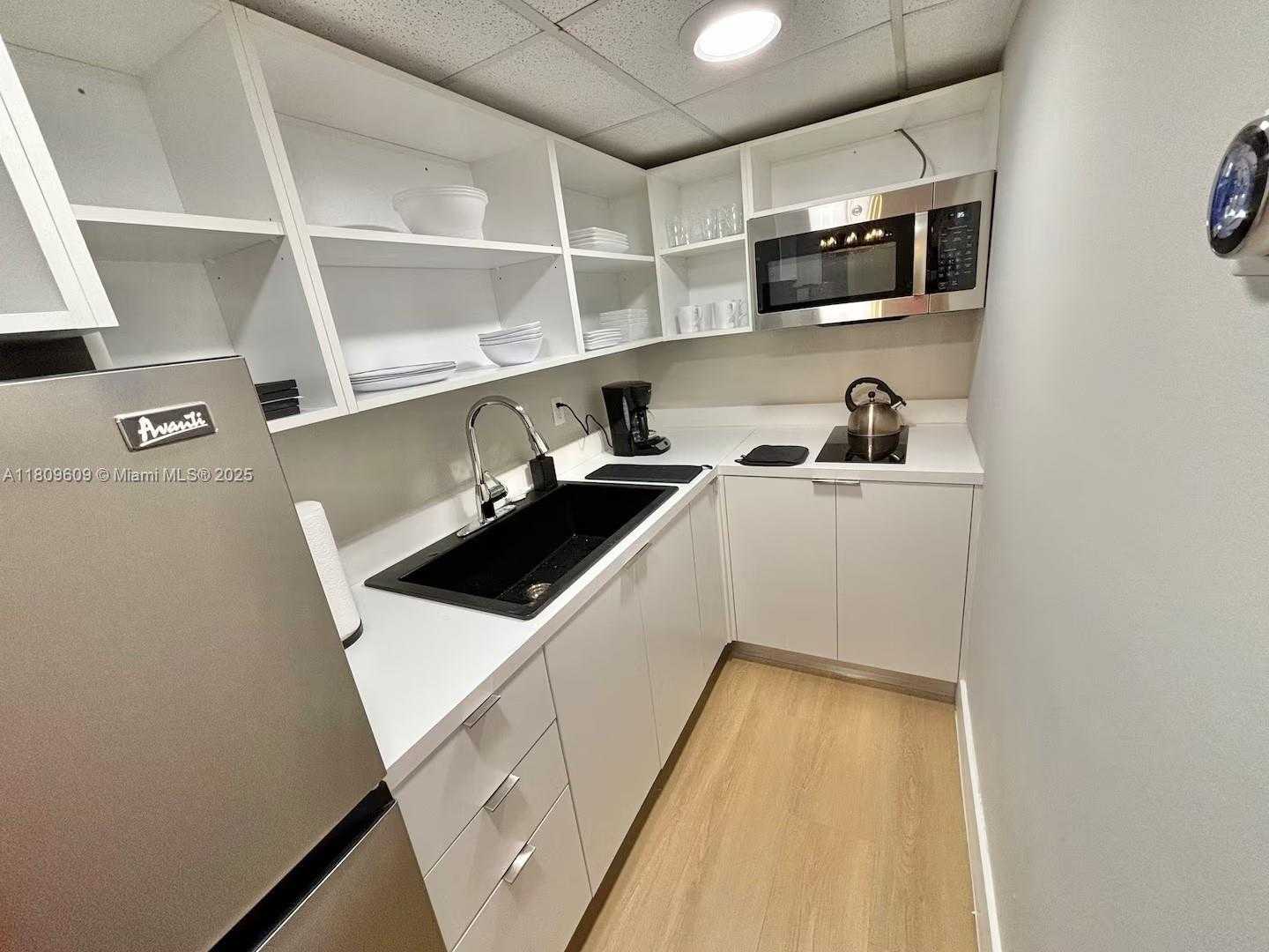 Small Image of 750 COLLINS AVE #206, Miami Beach Number 2