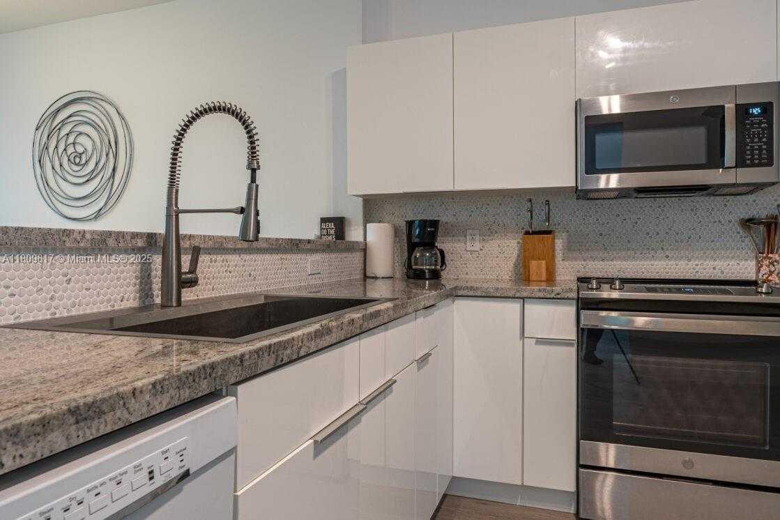 Small Image of 17050 NORTH BAY RD #401, Sunny Isles Beach Number 9