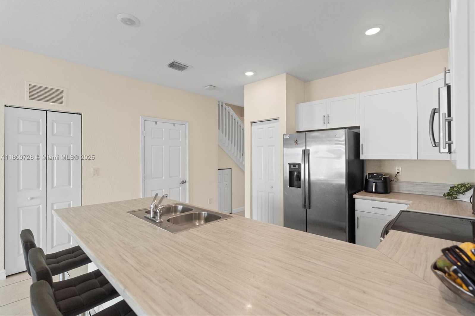 Small Image of 10606 32 LN, Hialeah Number 11