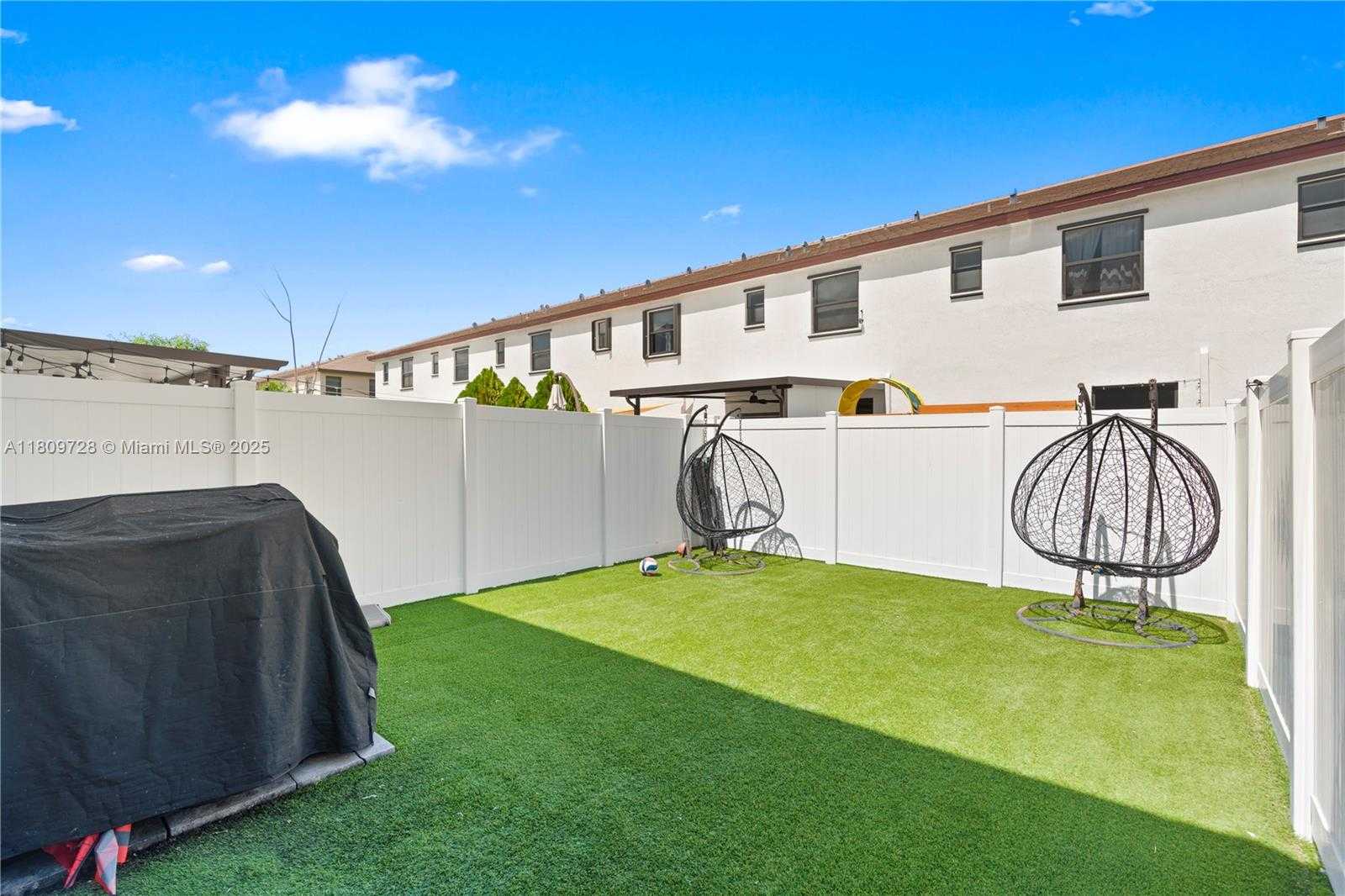 Small Image of 10606 32 LN, Hialeah Number 13