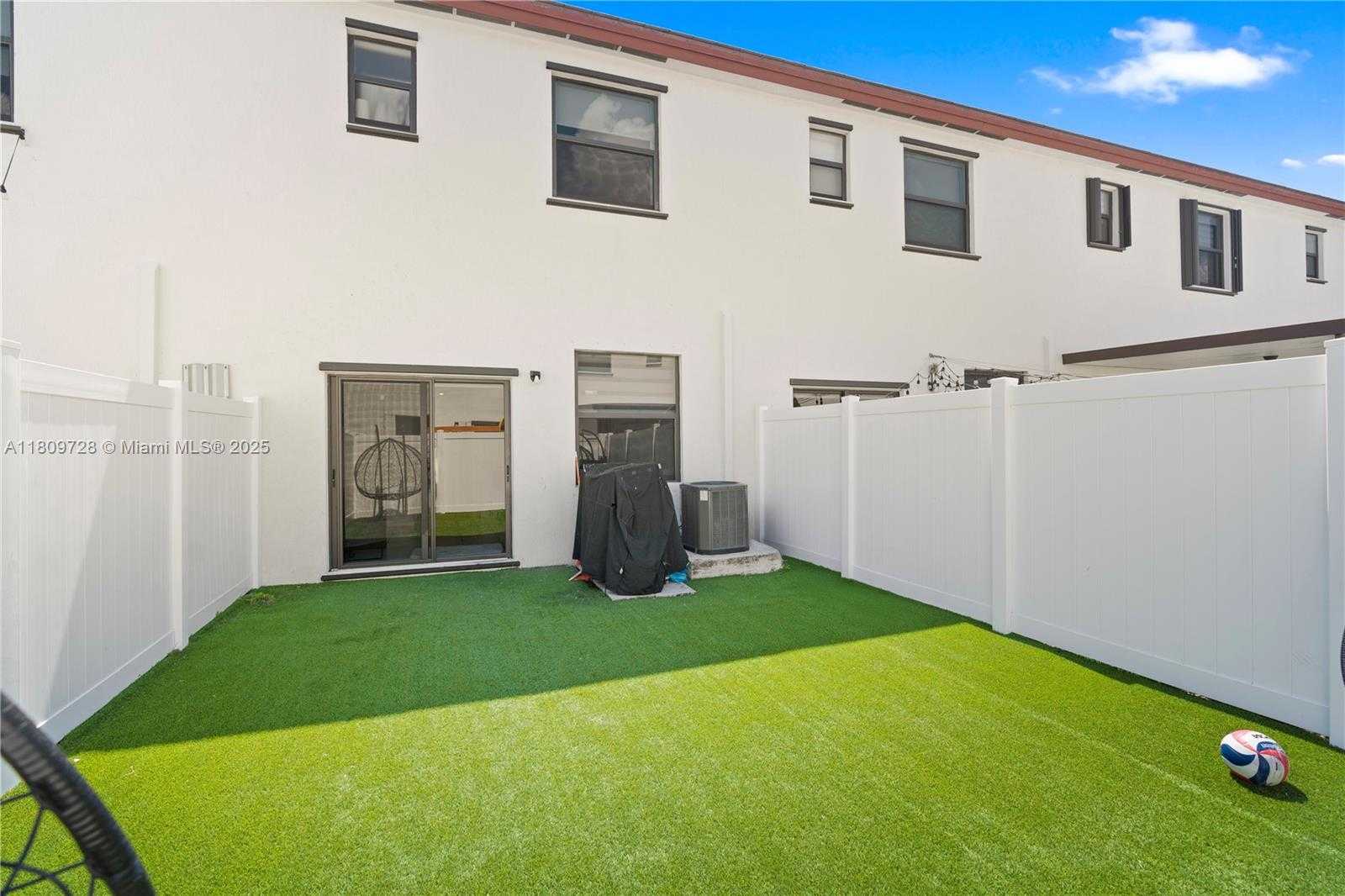 Small Image of 10606 32 LN, Hialeah Number 14