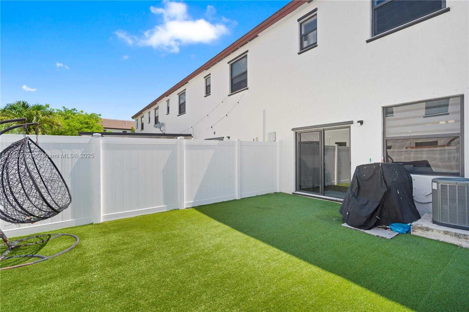 Small Image of 10606 32 LN, Hialeah Number 15