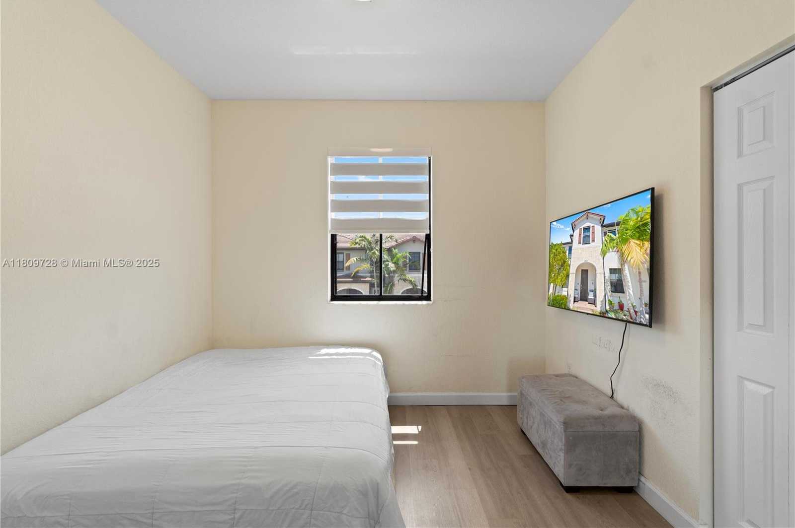 Small Image of 10606 32 LN, Hialeah Number 18