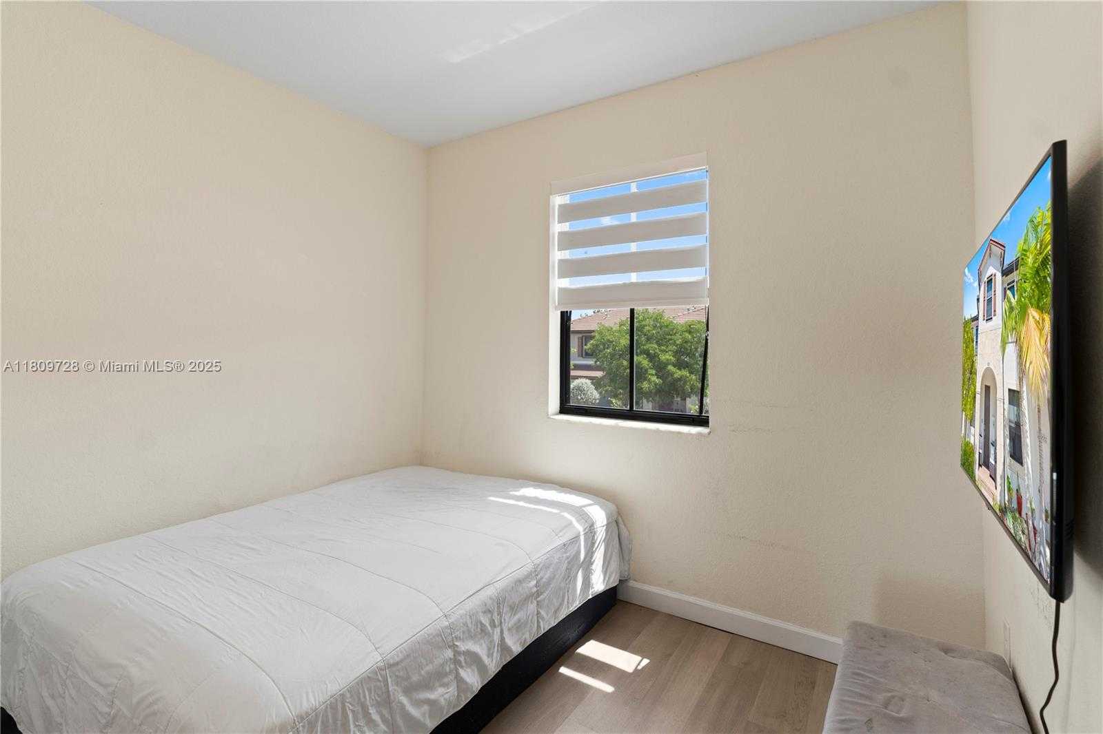 Small Image of 10606 32 LN, Hialeah Number 19