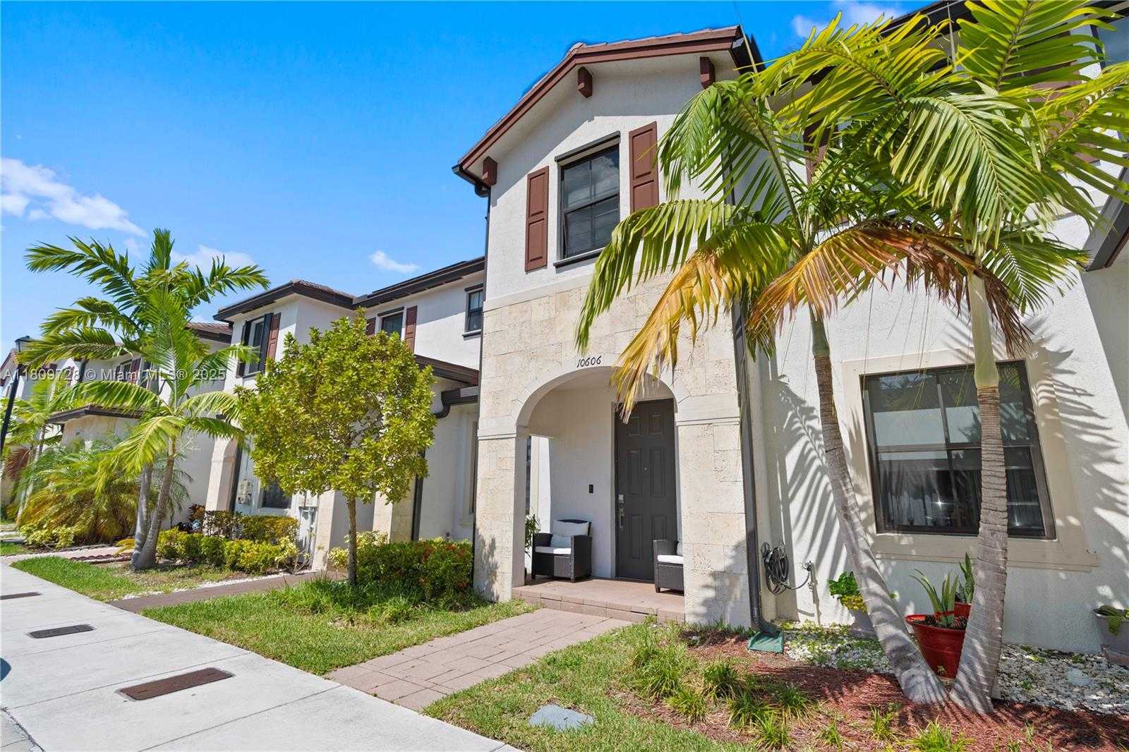 Small Image of 10606 32 LN, Hialeah Number 2
