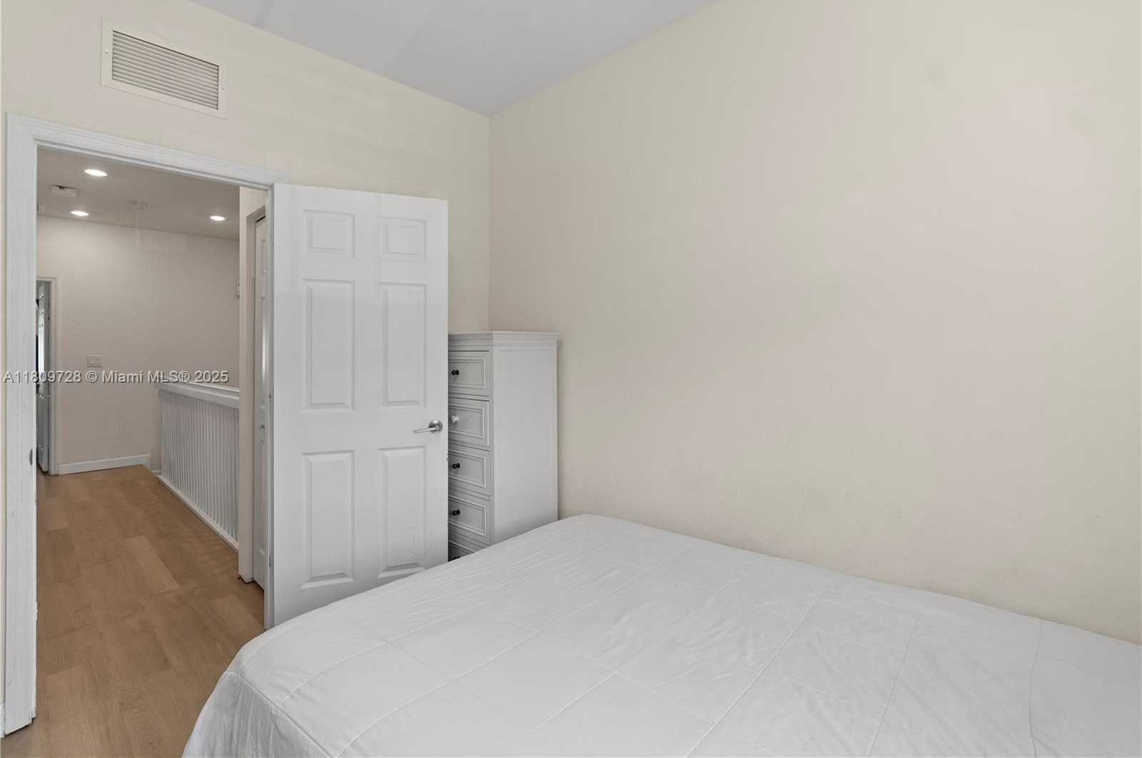 Small Image of 10606 32 LN, Hialeah Number 20