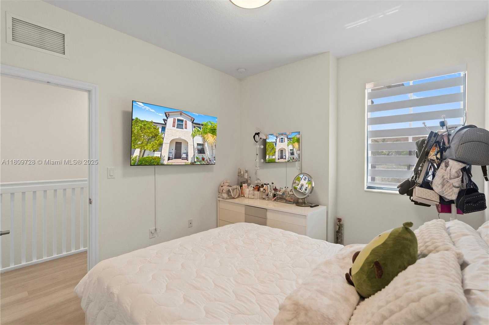 Small Image of 10606 32 LN, Hialeah Number 22