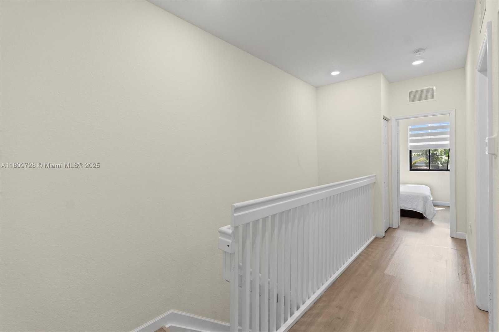 Small Image of 10606 32 LN, Hialeah Number 23