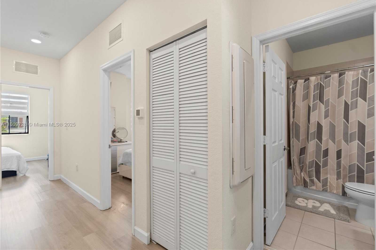 Small Image of 10606 32 LN, Hialeah Number 24