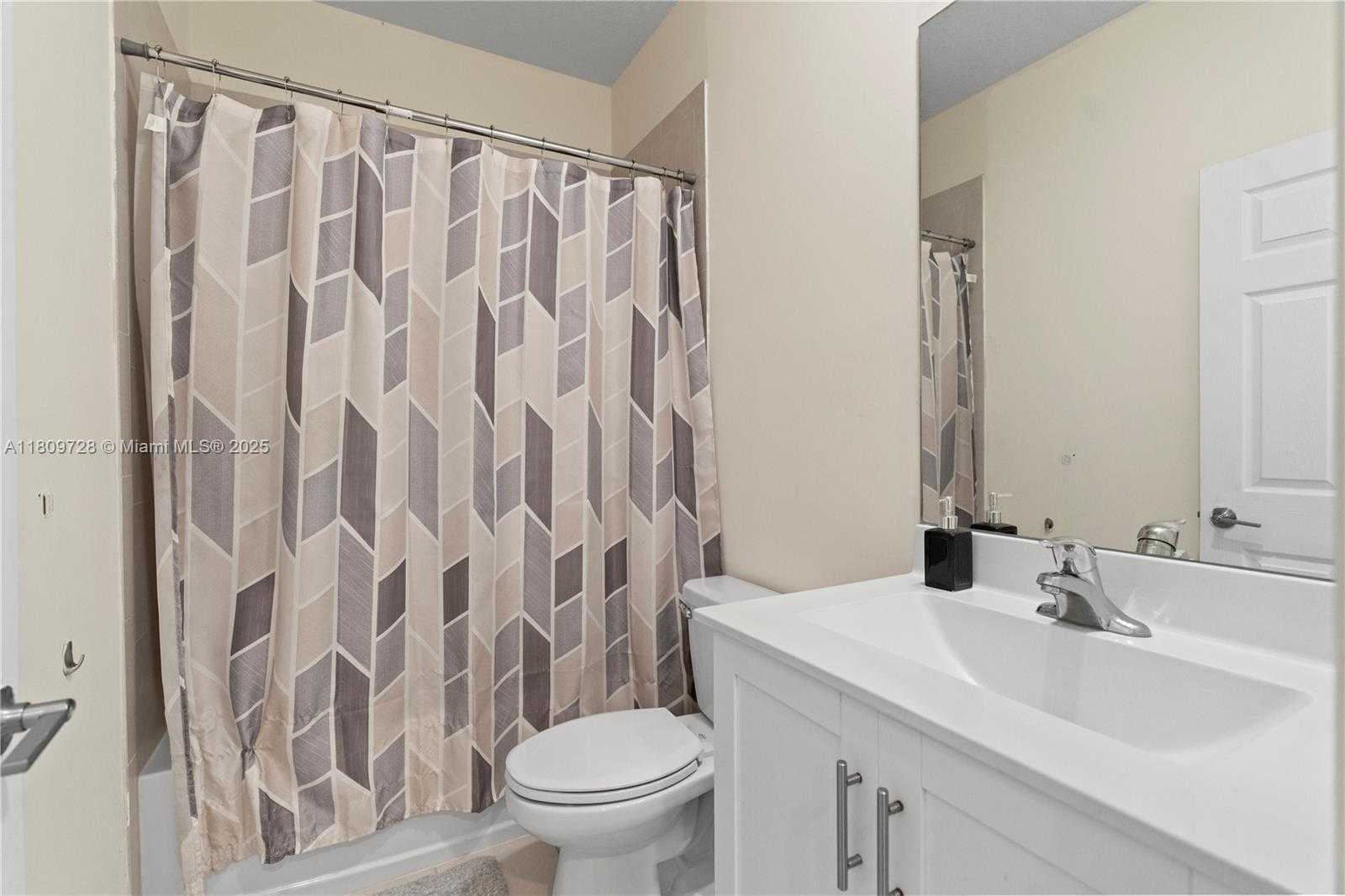 Small Image of 10606 32 LN, Hialeah Number 25