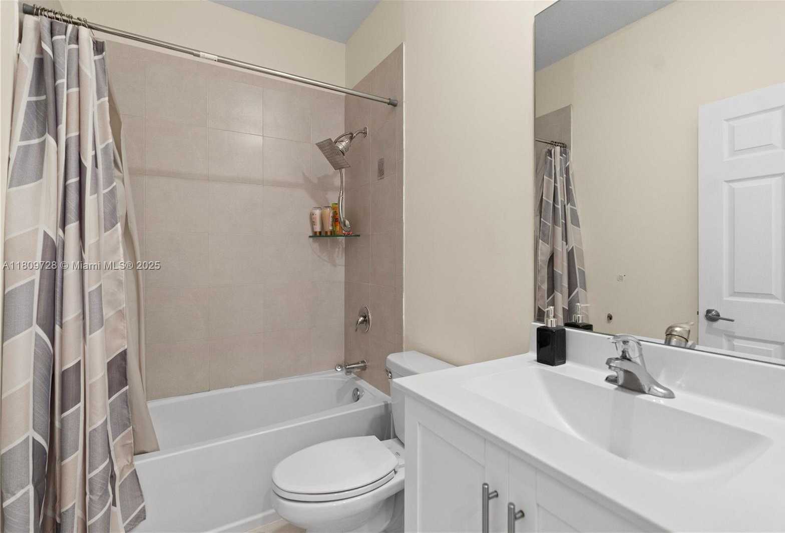Small Image of 10606 32 LN, Hialeah Number 26