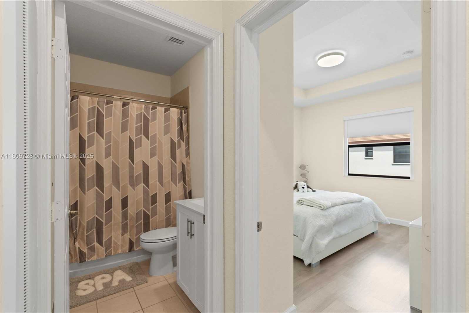 Small Image of 10606 32 LN, Hialeah Number 27
