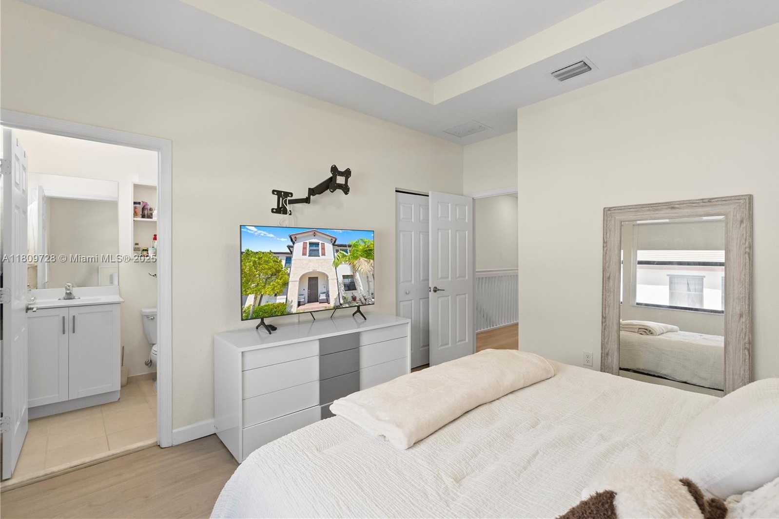 Small Image of 10606 32 LN, Hialeah Number 29