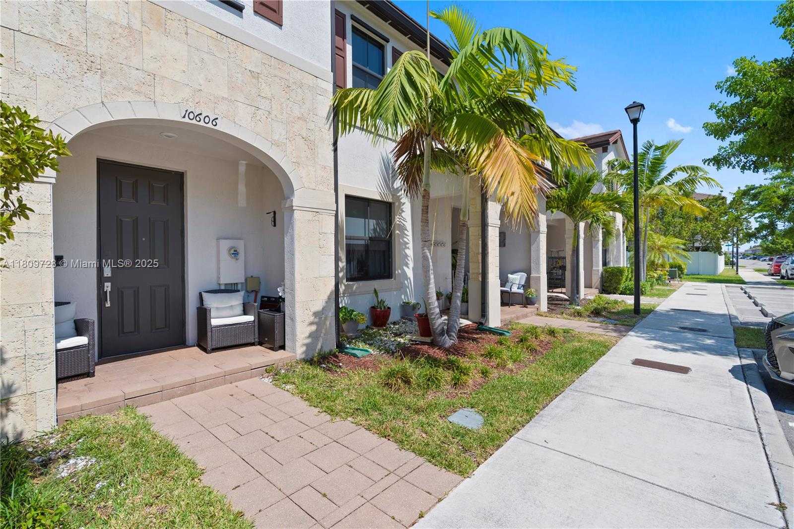 Small Image of 10606 32 LN, Hialeah Number 3