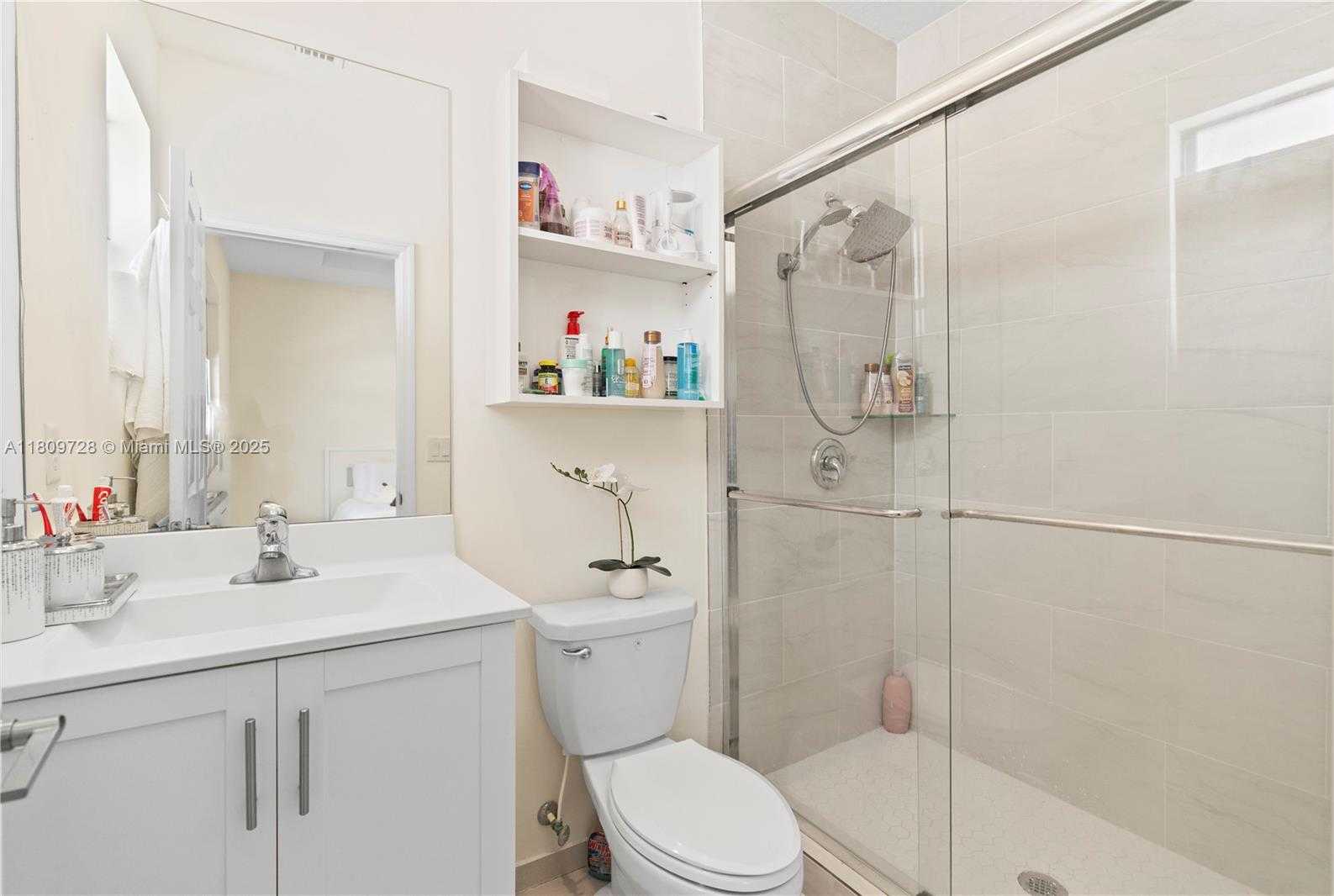 Small Image of 10606 32 LN, Hialeah Number 31
